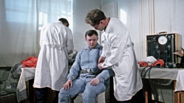 Космонавт Юрий Гагарин проходит медицинский осмотр перед полетом в космос