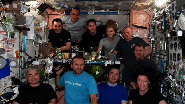  Экипаж МКС во время совместного ужина в американском модуле