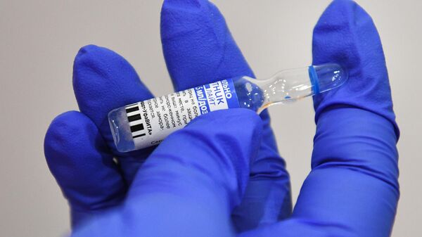 Ампула препарата против коронавирусной инфекции Спутник Лайт в руке медика