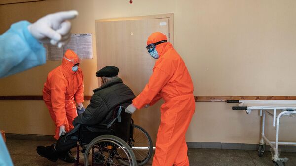 Медицинские работники с пациентом в больнице города Коломыя, Украина