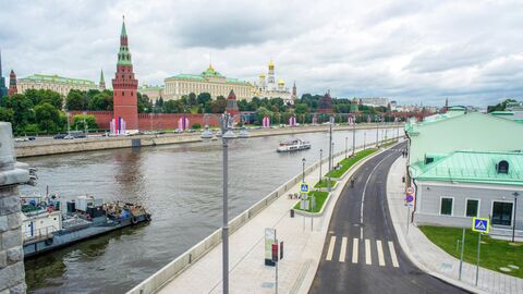 На Софийской набережной обустроили газоны и установили навигационные стелы На Софийской набережной обустроили газоны и установили навигационные стелы