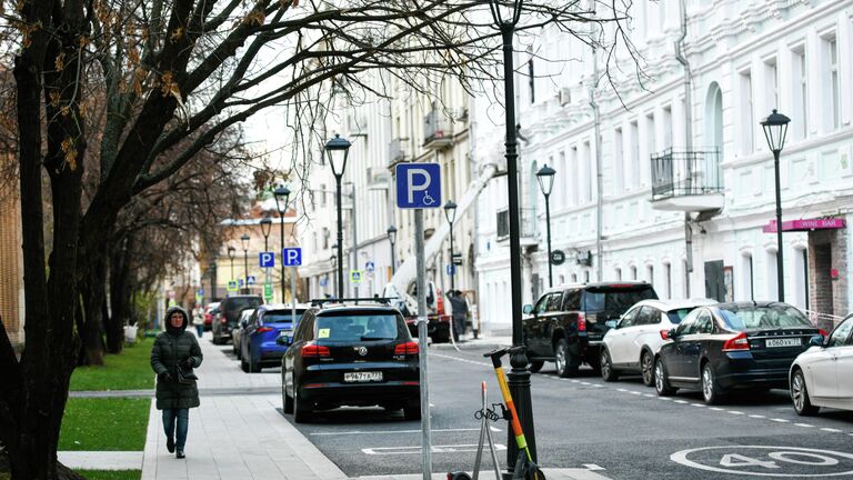 В Даевом переулке заменили асфальт, установили фонари, появились места для парковки самокатов