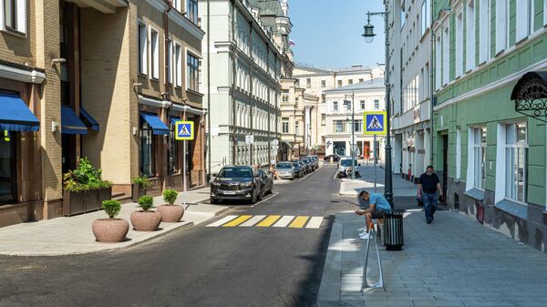 На проезжей части Дмитровского переулка появились парковочные карманы. Также здесь установили фонари в историческом стиле