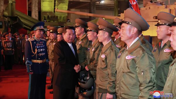 Лидер КНДР Ким Чен Ын на оборонной выставке в Пхеньяне