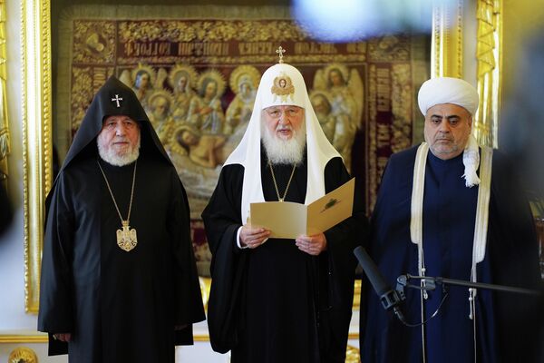 Патриарх Кирилл с католикосом всех армян Гарегином II и председателем управления мусульман Кавказа шейх-уль-исламом Аллахшукюром Пашазаде после совместной трехсторонней встречи в Москве по Нагорному Карабаху. 13 октября 2021 Патриарх Кирилл с католикосом всех армян Гарегином II и председателем управления мусульман Кавказа шейх-уль-исламом Аллахшукюром Пашазаде после совместной трехсторонней встречи в Москве по Нагорному Карабаху. 13 октября 2021