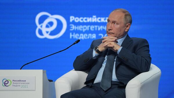 Президент РФ Владимир Путин на пленарном заседании международного форума Российская энергетическая неделя
