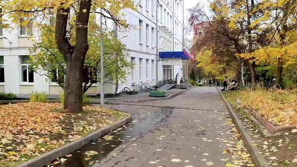 Кадры школы в Москве, где молодой человек открыл стрельбу