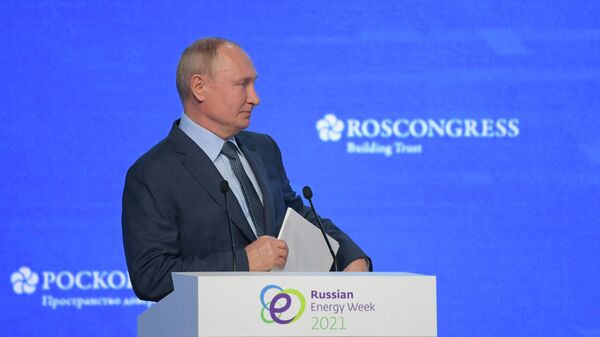 Президент РФ Владимир Путин на пленарном заседании международного форума Российская энергетическая неделя в ЦВЗ Манеж