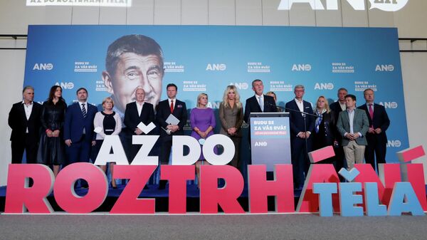 Премьер-министр Чехии и лидер ANO партии Андрей Бабиш выступает на пресс-конференции