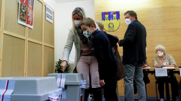 Люди во время голосования на парламентских выборах в Ловосице, Чешская Республика