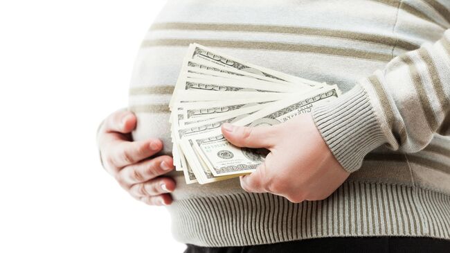 Беременная женщина с пачкой денег