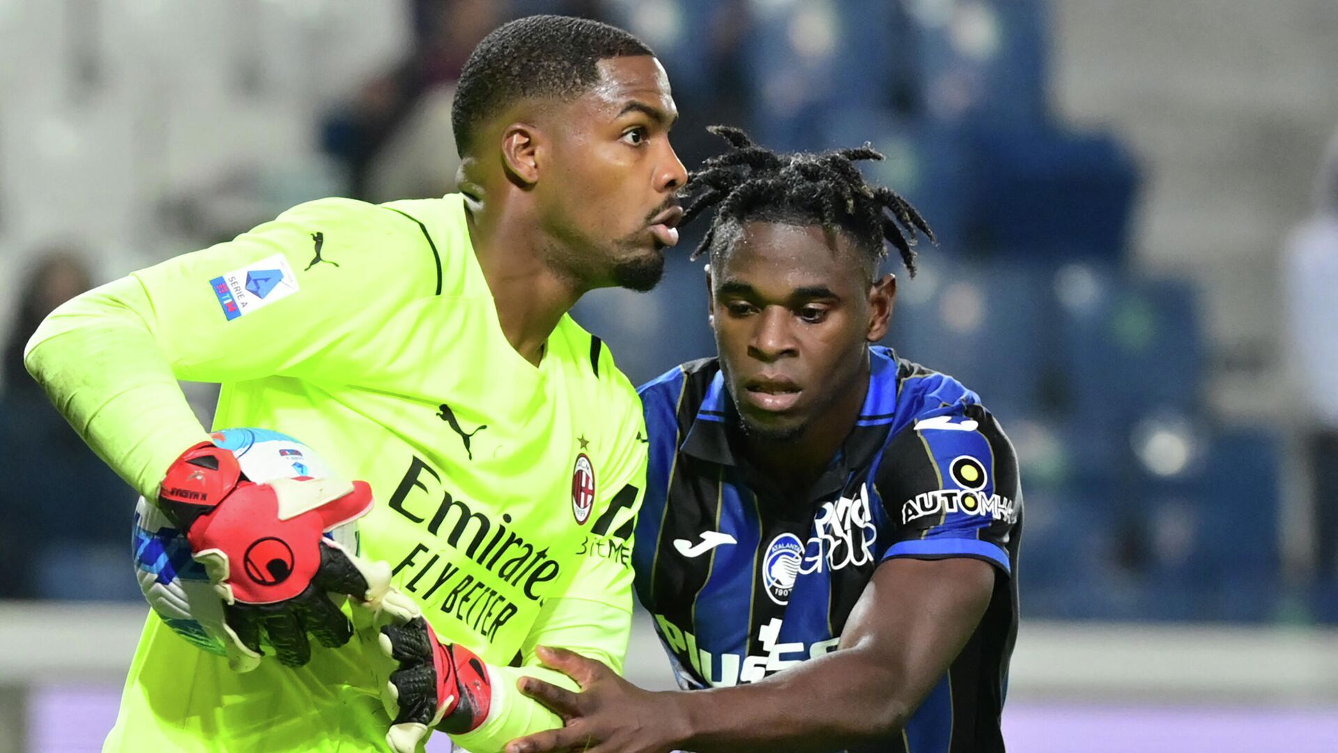 AC Milan's French goalkeeper Mike Maignan holds the ball back from Atalanta's Colombian forward Duvan Zapata during their Italian Serie A football match Atalanta Bergamo versus AC Milan at the Gewiss Stadium (Stadio di Bergamo) in the northern city of Bergamo on October 3, 2021. (Photo by MIGUEL MEDINA / AFP) - РИА Новости, 1920, 13.10.2021