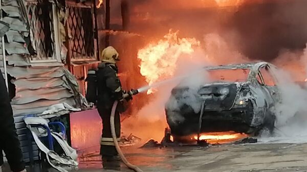 Тушение пожара в автосервисе на улице Котляковская в Москве