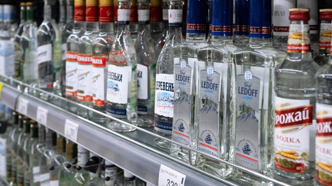 Алкогольная продукция на полках в одном из магазинов Перекресток в Москве