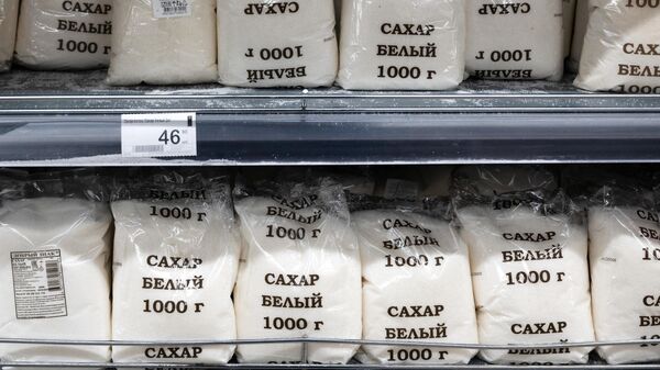 Белый сахар на полке в одном из магазинов Перекресток в Москве