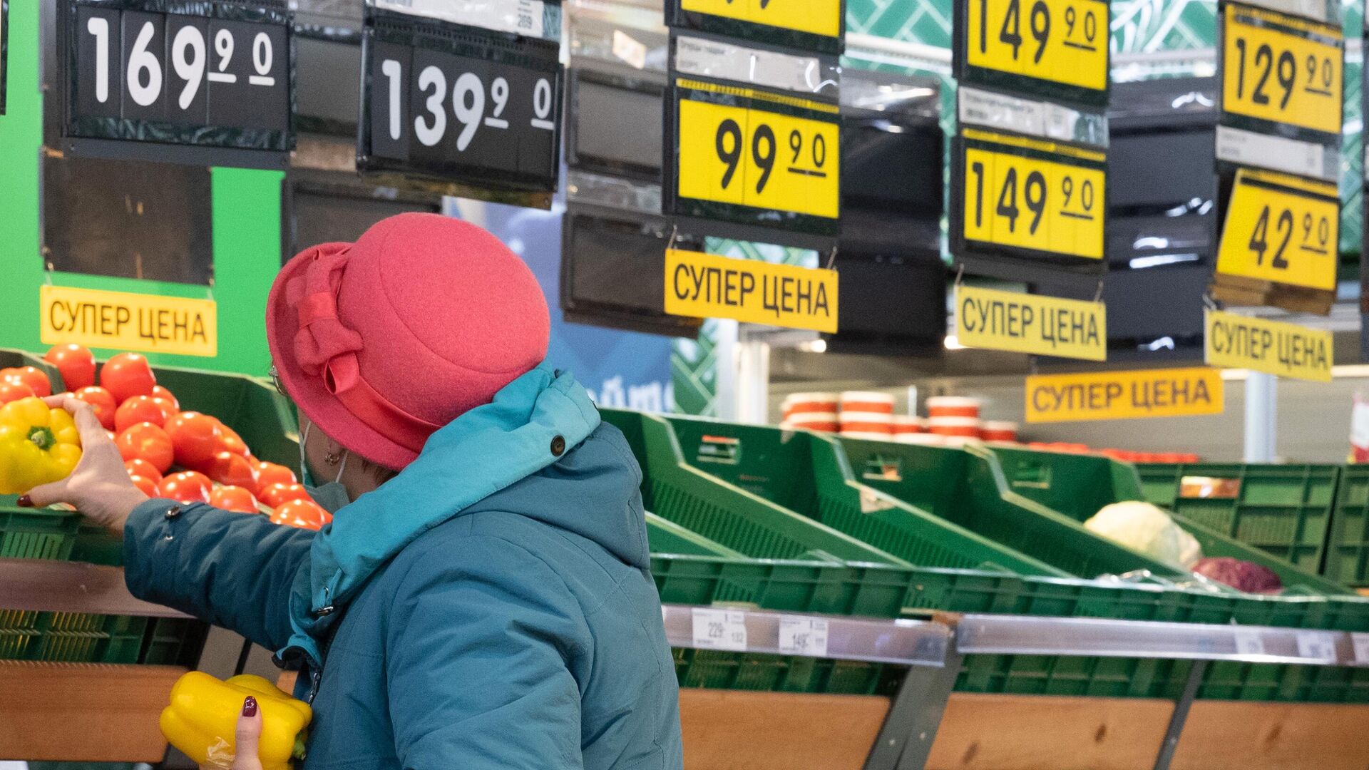 Женщина в одном из магазинов Перекресток в Москве - РИА Новости, 1920, 06.12.2021