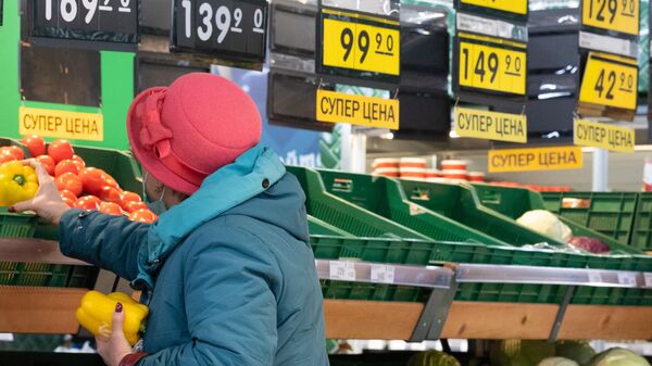 Женщина в одном из магазинов Перекресток в Москве