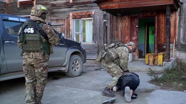 Сотрудники ФСБ РФ во время задержания лиц, причастных к финансированию международной террористической организации. Кадр видео