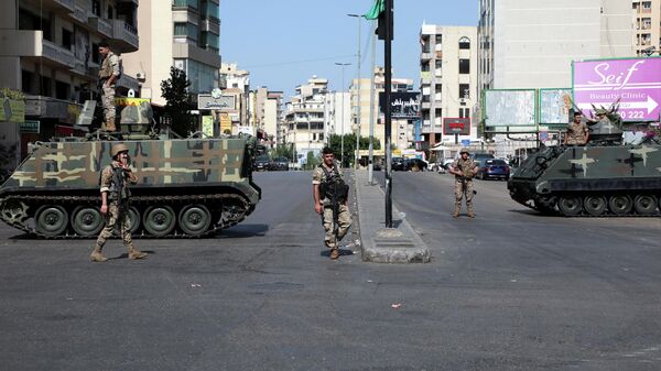 Военные рядом с местом проведения акции протеста в Бейруте