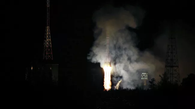 Старт ракеты-носителя Союз-2.1б с 36 космическими аппаратами OneWeb на космодроме Восточный