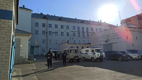 Сотрудники полиции у Пермской краевой больницы, где проходит заседание суда по делу Тимура Бекмансурова