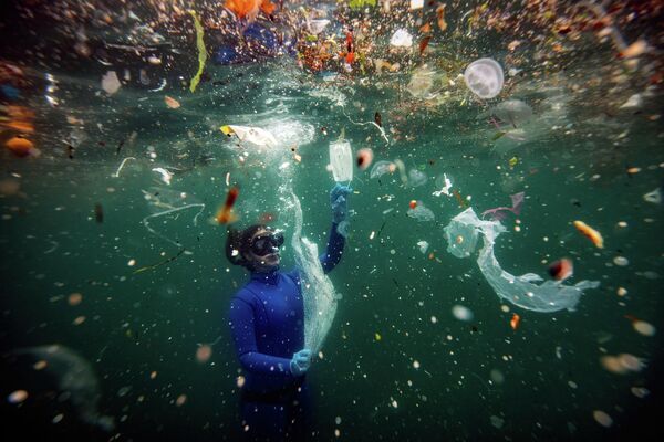 Работа фотографа Шебнем Кошкун Новая опасность для подводного мира: отходы COVID-19. Гран-при