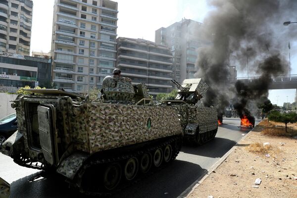 Солдаты ливанской армии на месте акции протеста в Бейруте, Ливан
