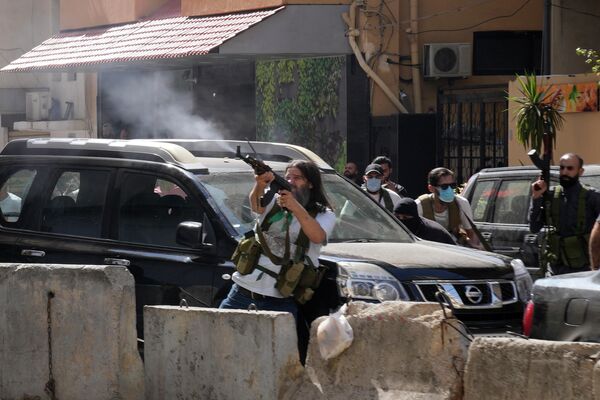Сторонники шиитской группировки, во время вооруженных столкновений, вспыхнувших во время акции протеста в южном пригороде Бейрута, Ливан