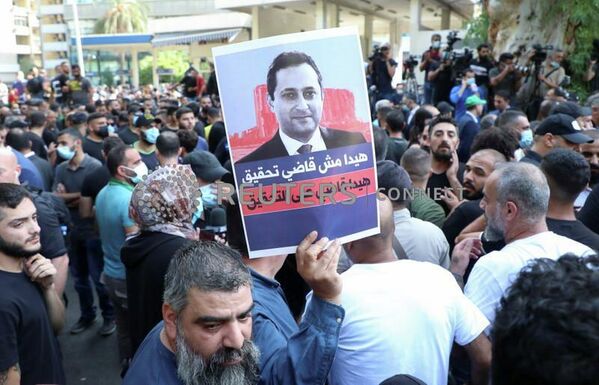 Акция протеста против Тарека Битара, ведущего судьи по расследованию взрыва в порту, возле Дворца правосудия в Бейруте, Ливан