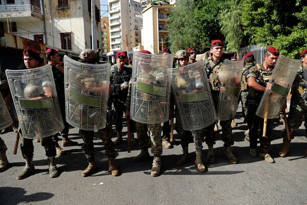 Военнослужащие на месте демонстрации в Бейруте, Ливан