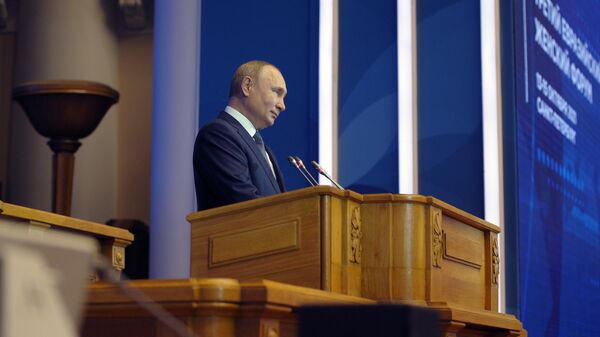 Президент РФ Владимир Путин выступает на открытии третьего Евразийского женского форума в Таврическом дворце в Санкт-Петербурге
