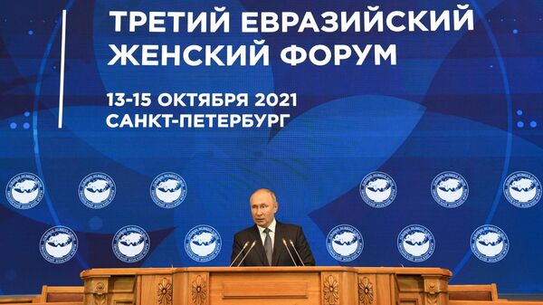 Президент РФ Владимир Путин выступает на Евразийском женском форума в Таврическом дворце в Санкт-Петербурге