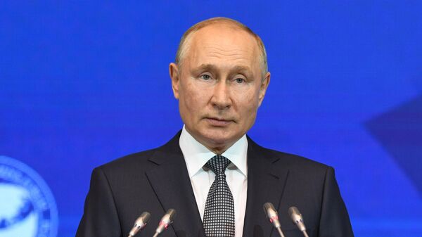 Президент РФ Владимир Путин выступает на открытии третьего Евразийского женского форума в Таврическом дворце в Санкт-Петербурге