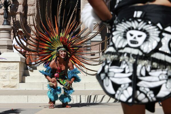 Участники танцевальной группы Danza Azteca Guadalupana выступают на мероприятии, посвященном Дню коренных народов, в Остине