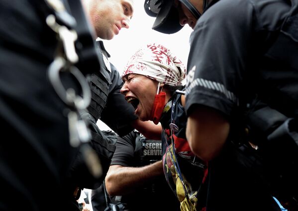 Задержание участника акции протеста против изменения климата возле Белого дома в Вашингтоне