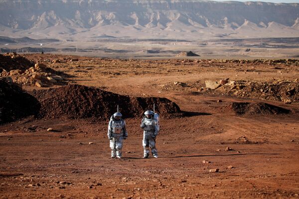 Ученые участвуют в эксперименте, имитирующем миссию на Марс, недалеко от Мицпе-Рамона, Израиль