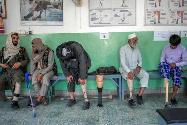 Бойцы Талибана* примеряют протезы 