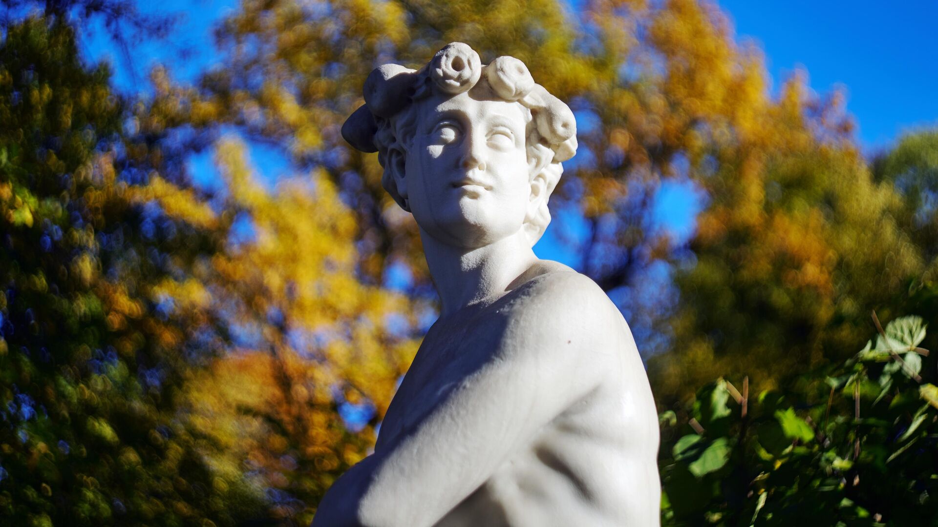 Скульптура в Летнем саду в Санкт-Петербурге - РИА Новости, 1920, 15.10.2021