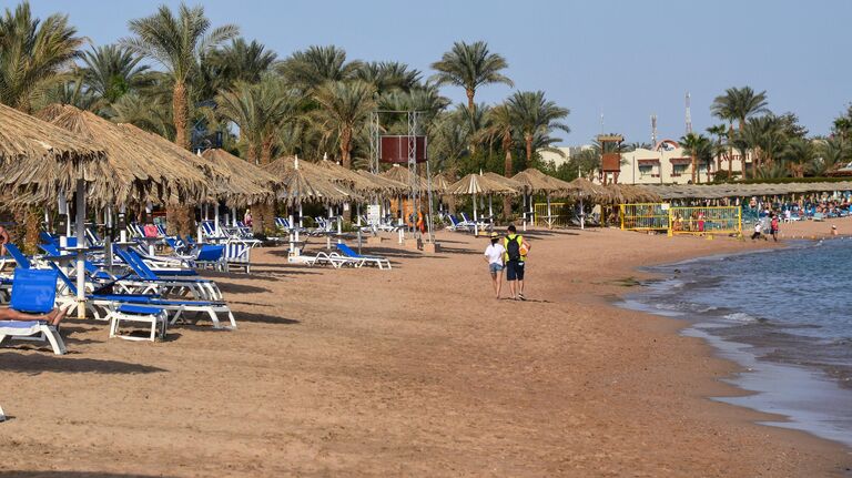 Отдыхающие на пляже в Шарм-эль-Шейхе Отдыхающие на пляже в Шарм-эль-Шейхе
