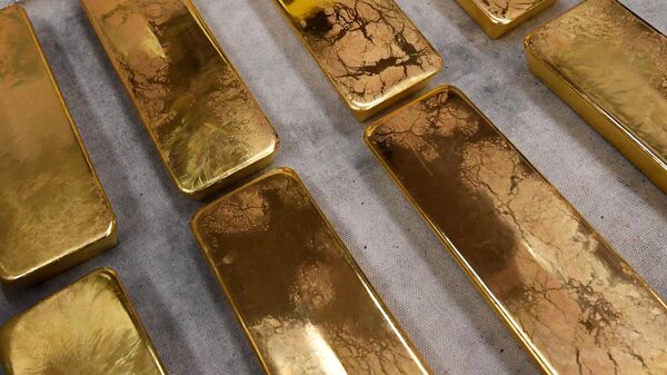 Свежеотлитые слитки золота высшей пробы 99,99 процентов чистоты
