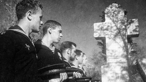 Советские солдаты отдают дань памяти русским морякам и солдатам, погибшим во время русско-японской войны 1904-1905г.г. и похороненным на братском кладбище города Порт-Артур
