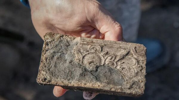 Печной изразец, обнаруженный археологами во время раскопок в Орле
