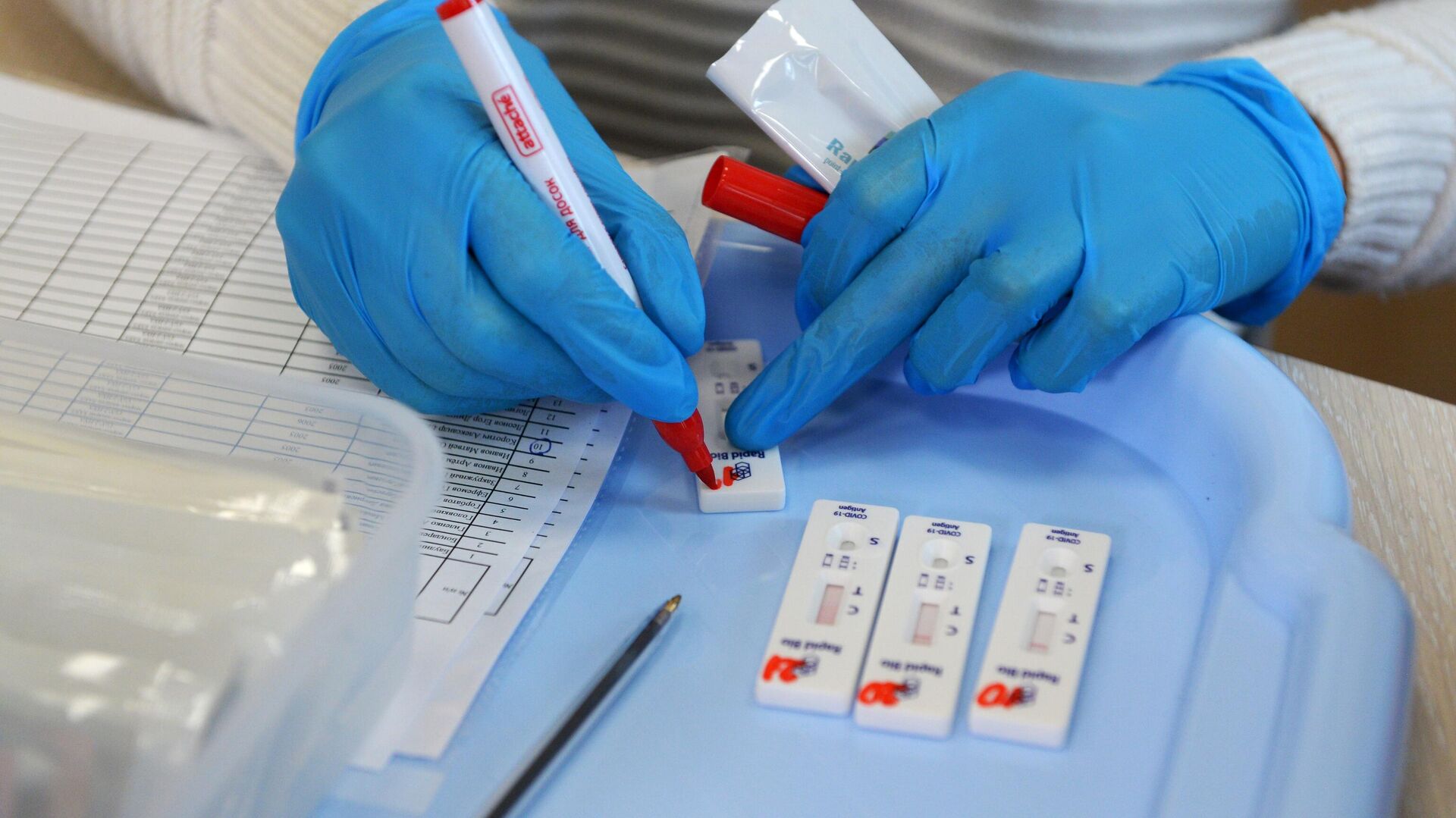 Медицинский сотрудник маркирует тест-полоски во время экспресс-тестирования на Covid-19 в московской школе - РИА Новости, 1920, 29.11.2021