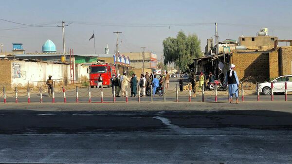 Члены движения Талибан* возле шиитской мечети в Кандагаре, в которой прогремел взрыв