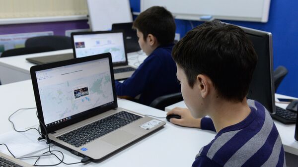 Школьники за компьютерами в детском технопарке Кванториум