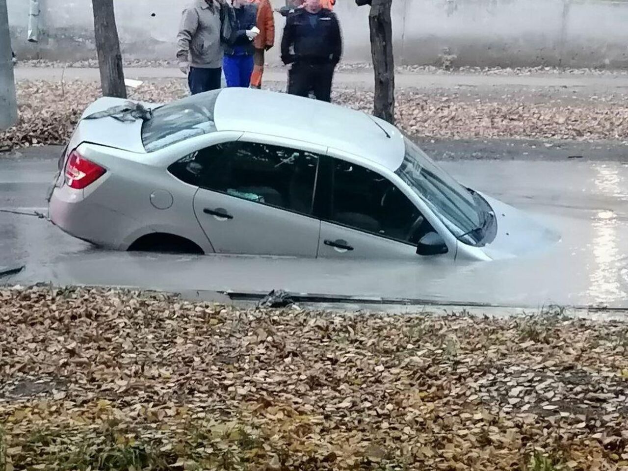 В Самаре автомобиль провалился в яму из-за утечки на водоводе - РИА  Новости, 15.10.2021