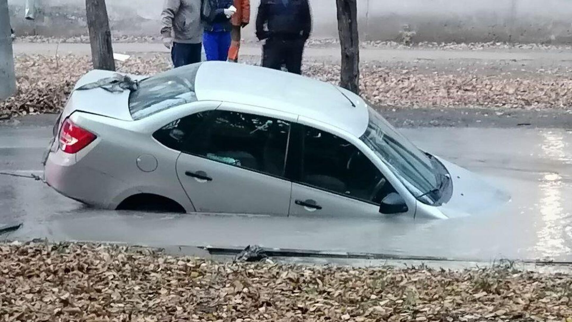 Автомобиль провалился в яму с водой в Самаре из-за утечки на водоводе - РИА Новости, 1920, 15.10.2021