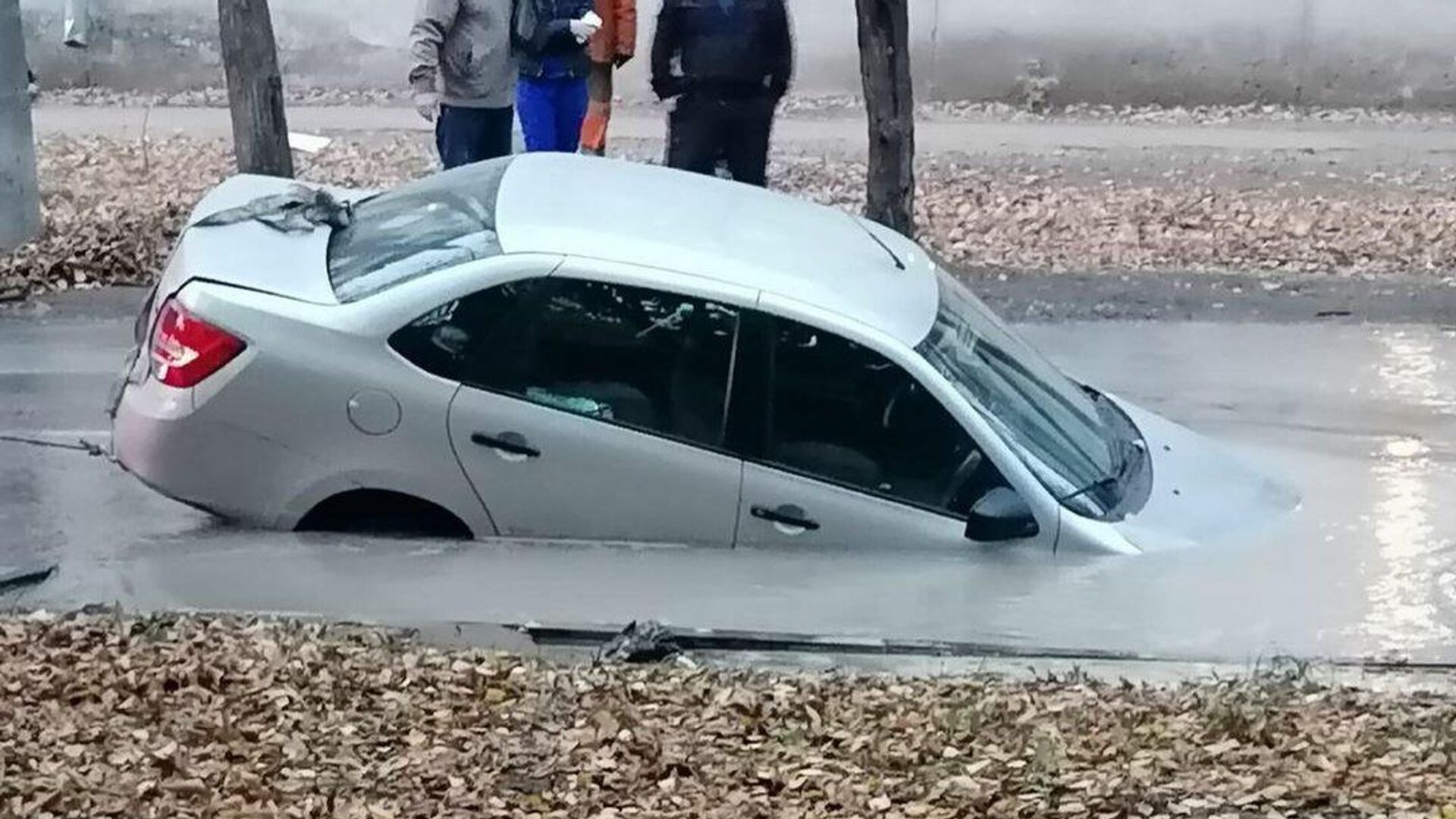 Автомобиль провалился в яму с водой в Самаре из-за утечки на водоводе - РИА Новости, 1920, 15.10.2021