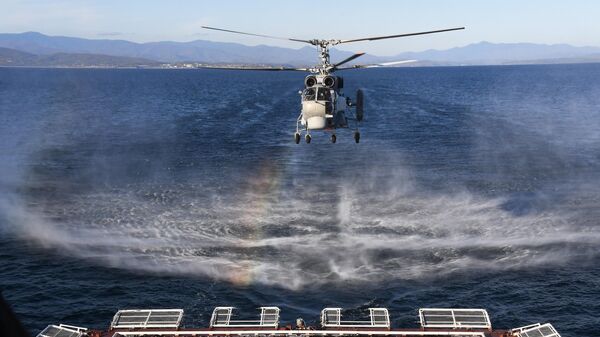 Вертолет Ка-27ПС на взлетной площадке корвета Громкий во время совместных российско-китайских военно-морских учений Морское взаимодействие – 2021 в Японском море