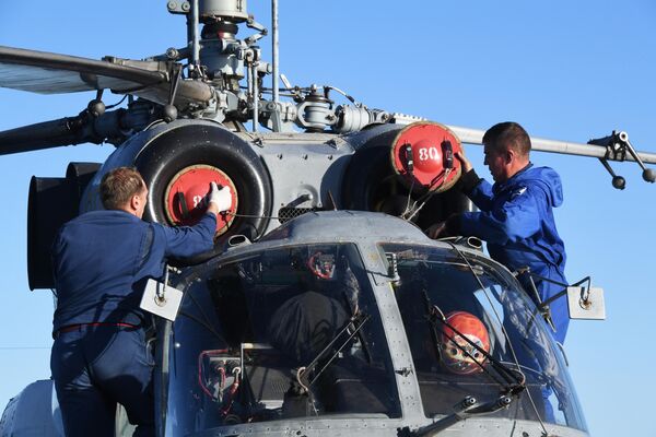 Военнослужащие ВМФ России обслуживают вертолет Ка-27ПС на борту корвета Громкий во время совместных российско-китайских военно-морских учений Морское взаимодействие – 2021 в Японском море